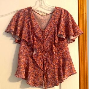 Beautiful floral top with ties at front and peplum waist. Flutter sleeves.